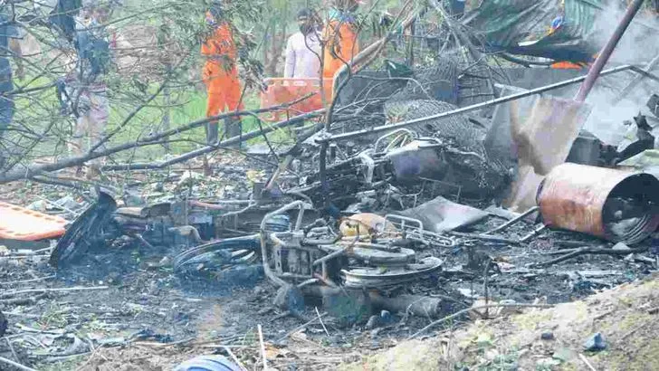 కాకినాడ వేట్లపాలెంలో పేలుడు.. 23 మంది మృతి