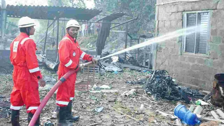 కాకినాడ వేట్లపాలెంలో పేలుడు.. 23 మంది మృతి