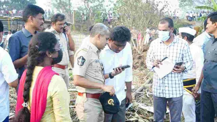 కాకినాడ వేట్లపాలెంలో పేలుడు.. 23 మంది మృతి