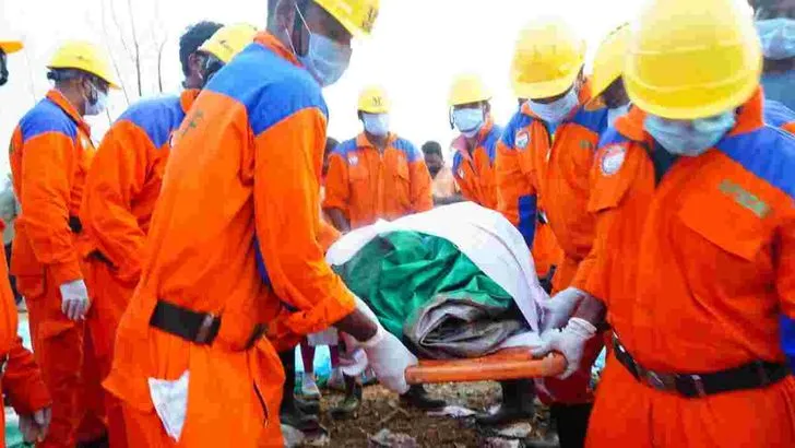 కాకినాడ వేట్లపాలెంలో పేలుడు.. 23 మంది మృతి