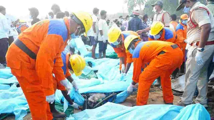 కాకినాడ వేట్లపాలెంలో పేలుడు.. 23 మంది మృతి