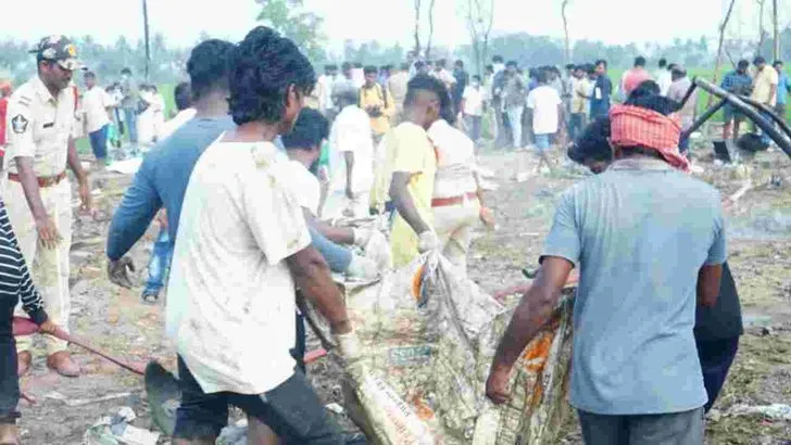 కాకినాడ వేట్లపాలెంలో పేలుడు.. 23 మంది మృతి