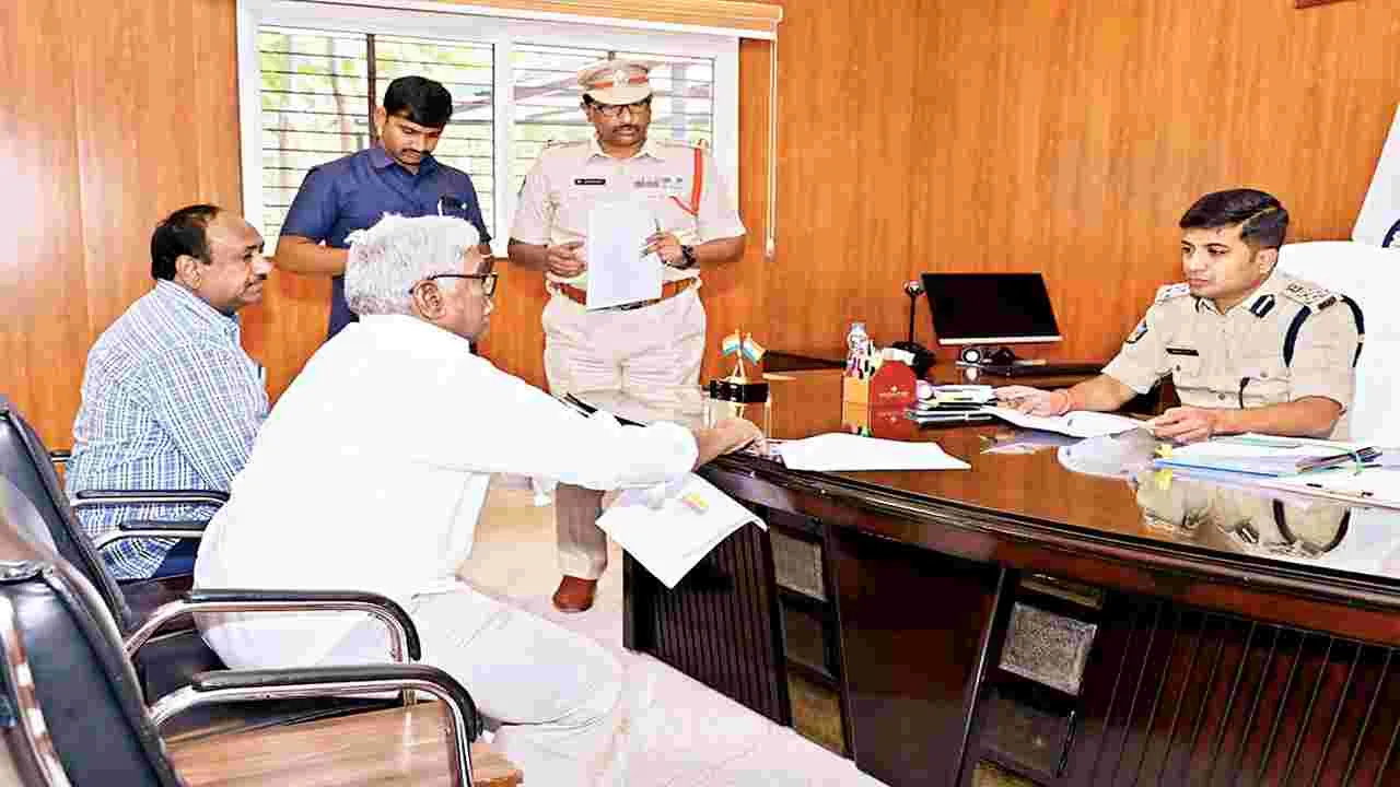 సమస్యల పరిష్కార వేదికకు 65 ఫిర్యాదులు 