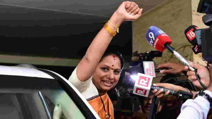 మాజీ ఎంపీ కవిత ఇంటి దగ్గర సంబరాలు