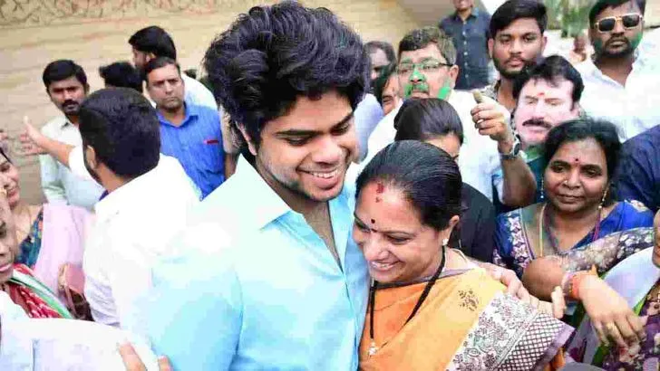 మాజీ ఎంపీ కవిత ఇంటి దగ్గర సంబరాలు