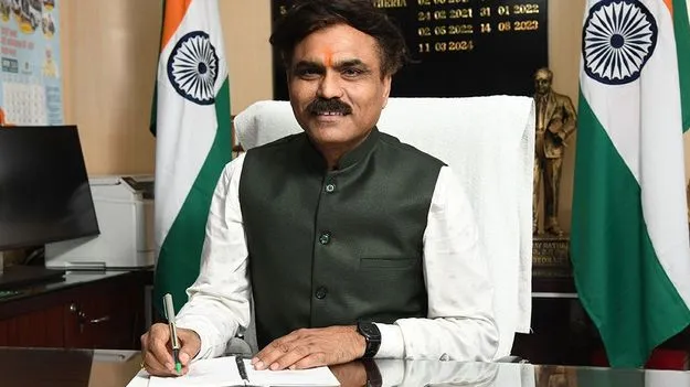 జాతీయ ఎస్సీ కమిషన్ చైర్మన్ కిషోర్ మాక్వానాకు అస్వస్థత.. ఆస్పత్రికి తరలింపు