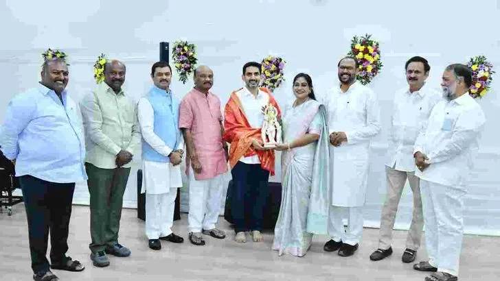  కూటమి ప్రజాప్రతినిధుల కుటుంబ సభ్యులకు మంత్రి నారా లోకేశ్ ఆత్మీయ విందు 