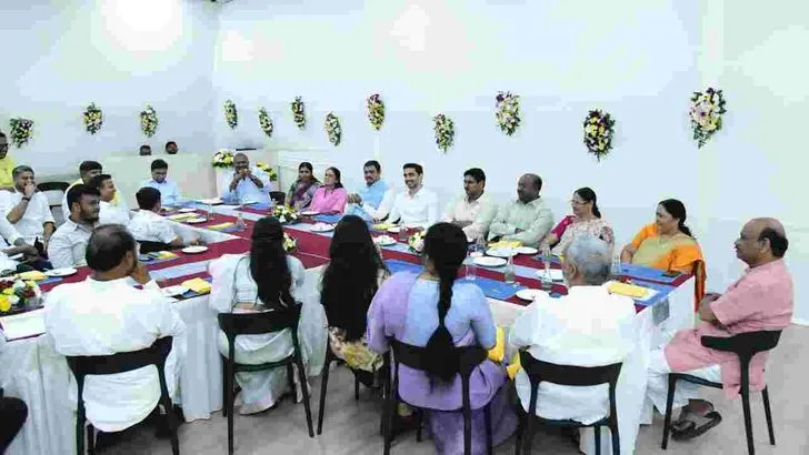  కూటమి ప్రజాప్రతినిధుల కుటుంబ సభ్యులకు మంత్రి నారా లోకేశ్ ఆత్మీయ విందు 