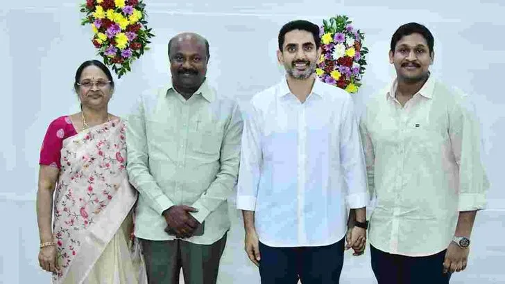  కూటమి ప్రజాప్రతినిధుల కుటుంబ సభ్యులకు మంత్రి నారా లోకేశ్ ఆత్మీయ విందు 