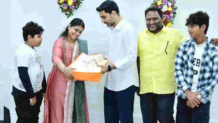  కూటమి ప్రజాప్రతినిధుల కుటుంబ సభ్యులకు మంత్రి నారా లోకేశ్ ఆత్మీయ విందు 