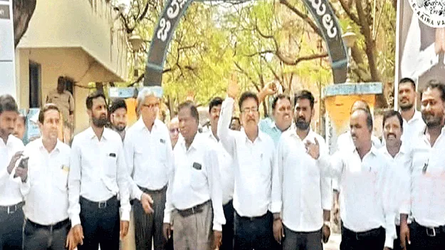 కొనసాగుతున్న న్యాయవాదుల ఆందోళన 