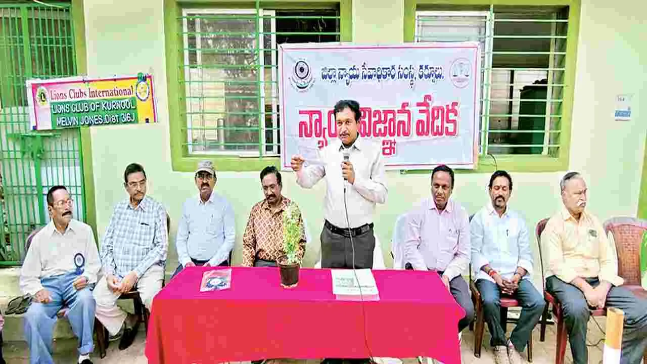 అసంఘటిత కార్మికులకు వరం ఈ-శ్రమ్‌ కార్డు