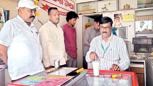 కల్తీ పాలపై మెరుపు దాడులు 