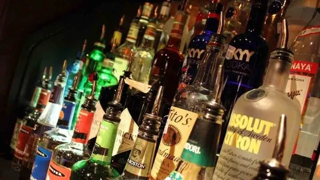 కారులో భారీగా మద్యం బాటిళ్లు.. ఇద్దరి అరెస్ట్