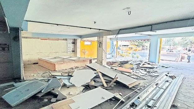 సెల్లార్లలో నిర్మాణాల తొలగింపు