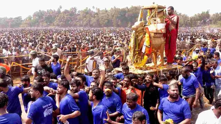 శ్రీకాకుళం జిల్లాలో నేత్రపర్వంగా శ్రీ ముఖలింగేశ్వర స్వామి చక్రతీర్థస్నానాలు..