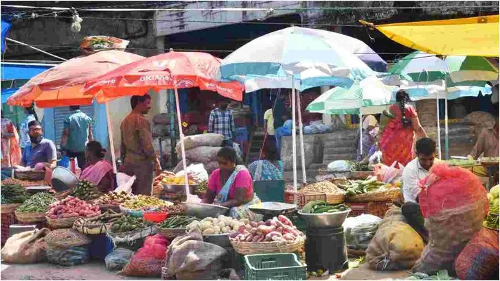 మానవత్వం చాటిన ట్రాఫిక్‌ పోలీస్‌