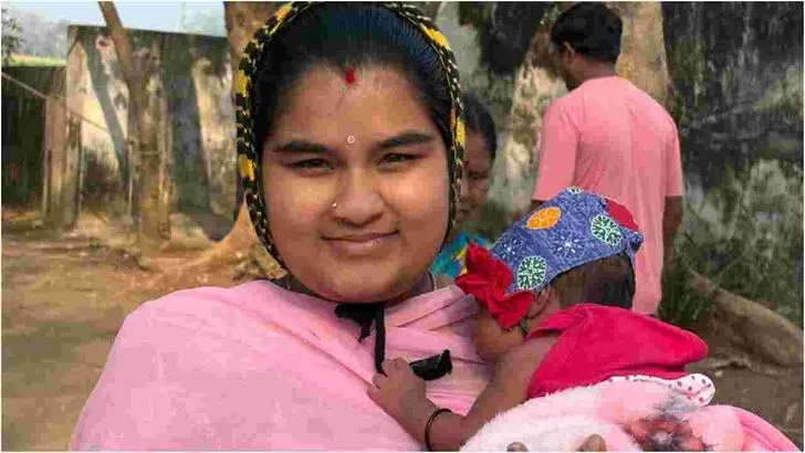  తెలంగాణలో ఓటు హక్కు వినియోగించుకుంటున్న ఓటర్లు