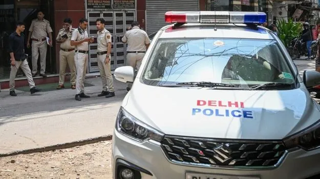 ఉచితంగా హోటల్ గది ఇవ్వలేదని.. గొంతు కోసుకుని..