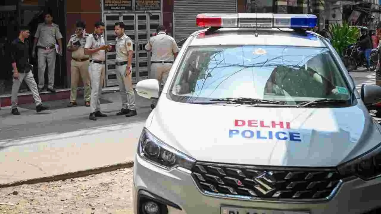 ఉచితంగా హోటల్ గది ఇవ్వలేదని.. గొంతు కోసుకుని..