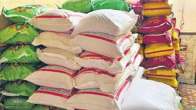 పాల వ్యాన్‌లో రేషన్ బియ్యం తరలింపు.. కేసు నమోదు