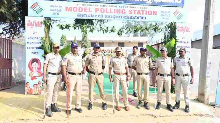  భువనగిరిలో ఓటు హక్కు వినియోగించుకుంటున్న ఓటర్లు