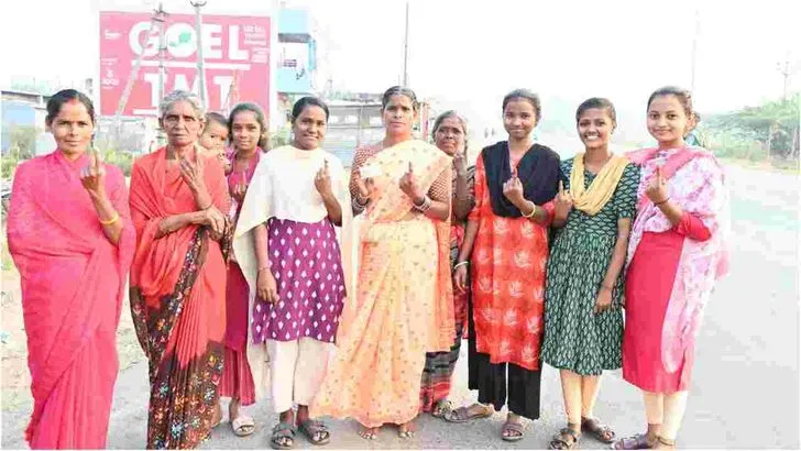  తెలంగాణలో ఓటు హక్కు వినియోగించుకుంటున్న ఓటర్లు