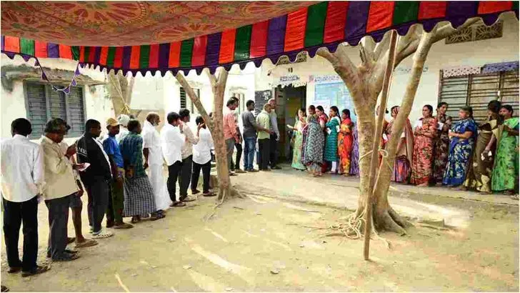  తెలంగాణలో ఓటు హక్కు వినియోగించుకుంటున్న ఓటర్లు