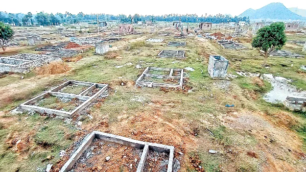 Can't build a single house! ఒక్క ఇల్లూ కట్టలే!