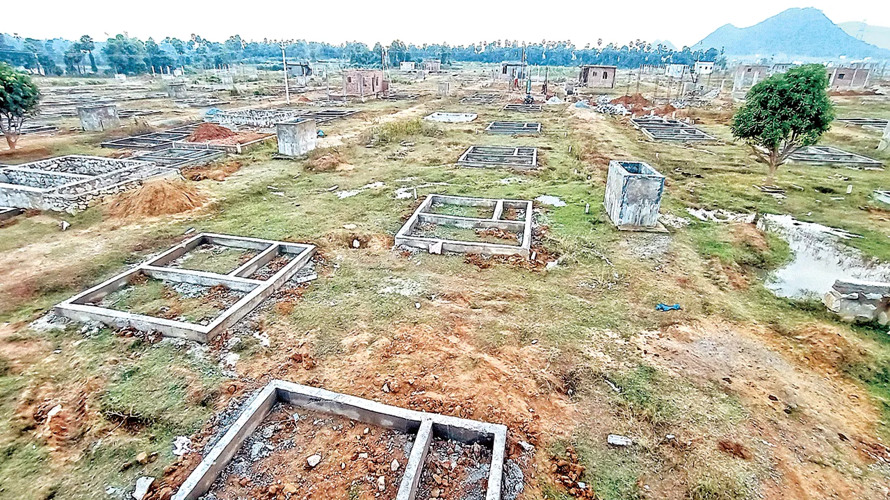 Can't build a single house! ఒక్క ఇల్లూ కట్టలే!