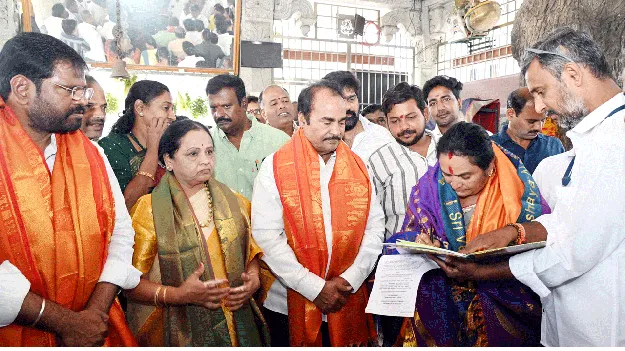 తొలిసారి మహిళకు ఆలయ అధ్యక్ష పదవి