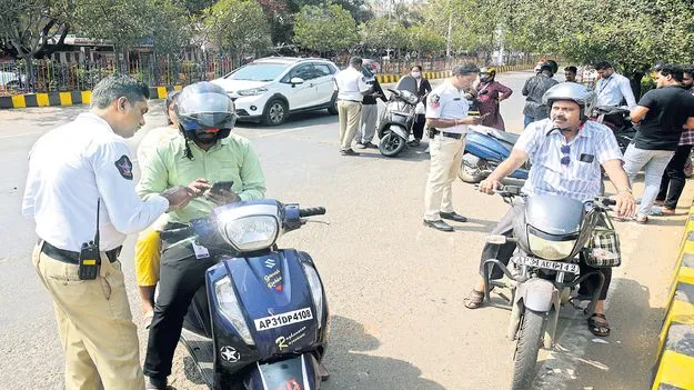 విధులను వదిలేసి, రోడ్డుకడ్డంగా కాసి...