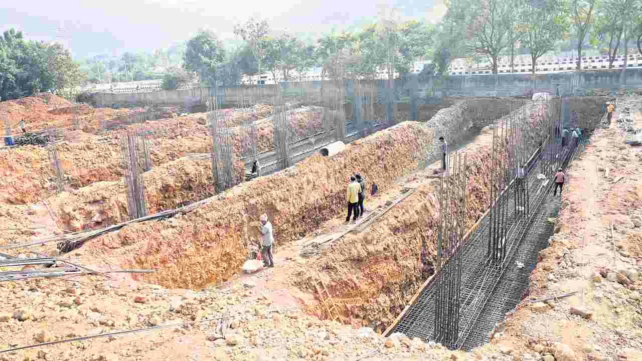 మహిళా హాస్టళ్ల నిర్మాణంలో జాప్యం