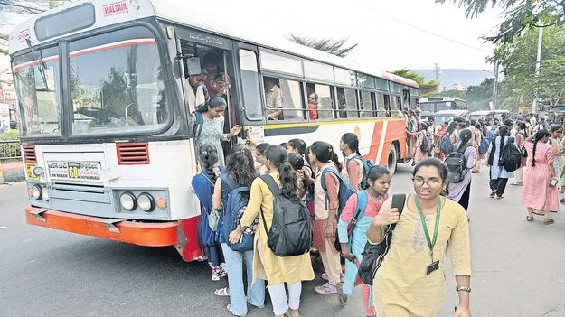 కిక్కిరిస్తున్న బస్సులు
