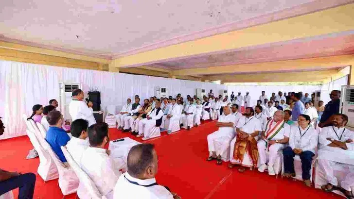 మోదీ తప్పులను ప్రజల్లోకి తీసుకెళ్లాలి: రాహుల్