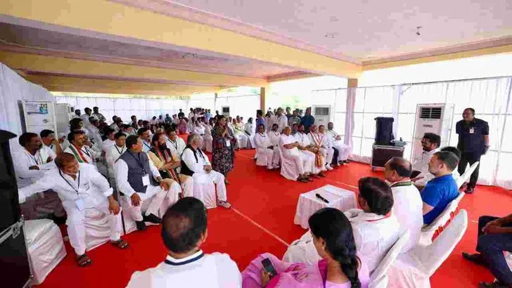 మోదీ తప్పులను ప్రజల్లోకి తీసుకెళ్లాలి: రాహుల్