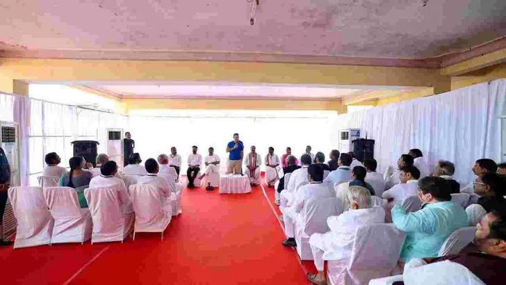 మోదీ తప్పులను ప్రజల్లోకి తీసుకెళ్లాలి: రాహుల్