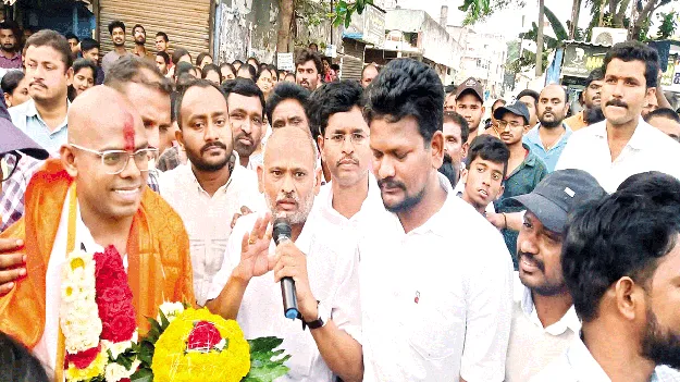 సివిల్స్‌ ర్యాంకర్‌ రాముకి అభినందన 