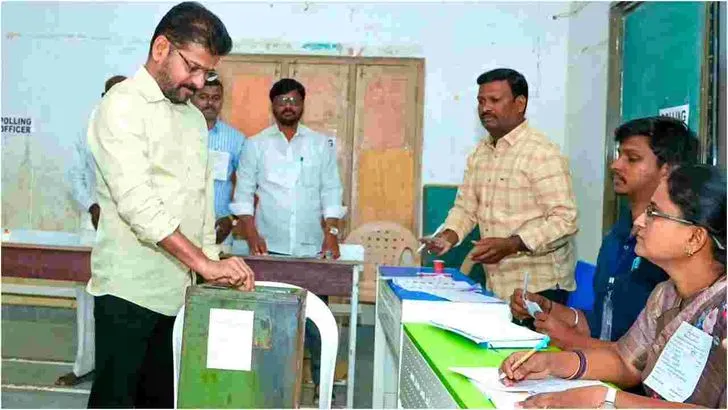  తెలంగాణలో ఓటు హక్కు వినియోగించుకుంటున్న ఓటర్లు