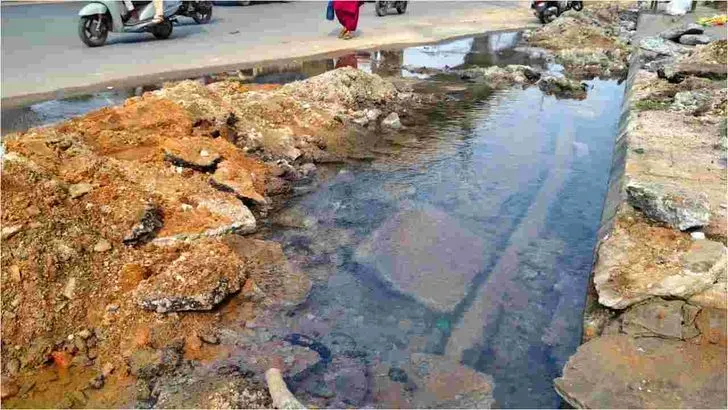 కూకట్‌పల్లి ప్రధాన రహదారిపై నిర్లక్ష్యం..