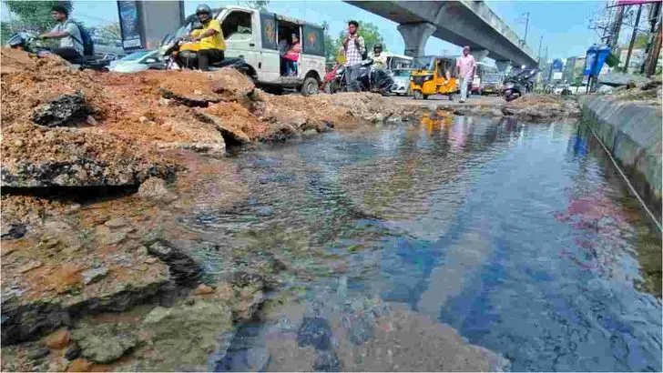 కూకట్‌పల్లి ప్రధాన రహదారిపై నిర్లక్ష్యం..