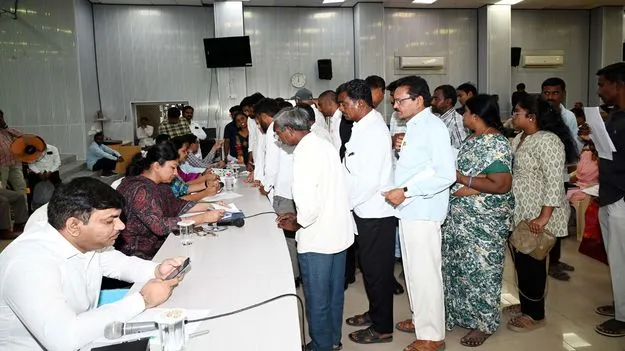 ప్రజావాణి దరఖాస్తులు పెండింగ్‌లో ఉంచొద్దు