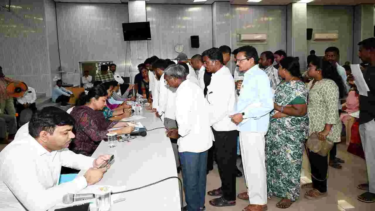 ప్రజావాణి దరఖాస్తులు పెండింగ్‌లో ఉంచొద్దు