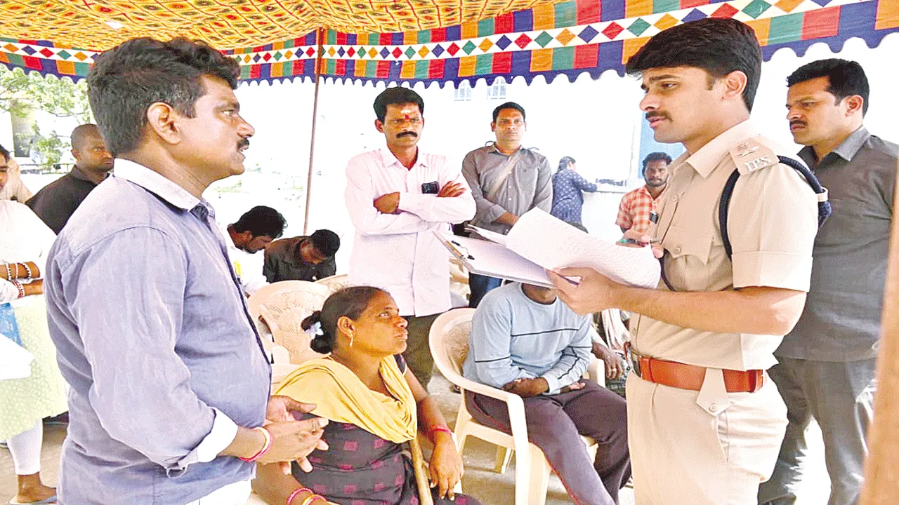 ప్రజా ఫిర్యాదులకు పరిష్కారం చూపాలి: ఎస్పీ