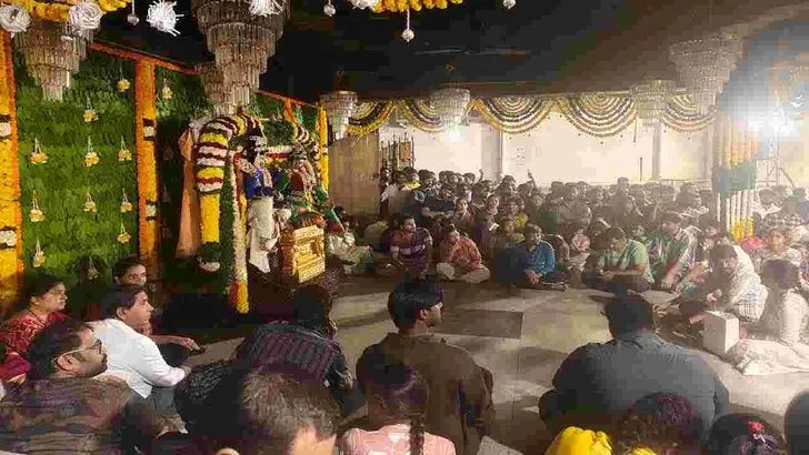 శివాలయానికి పోటెత్తిన భక్తులు..