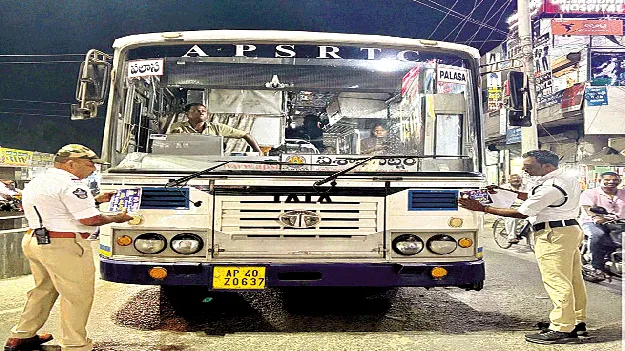  హెల్మెట్‌ ధరించి ప్రాణాలు కాపాడుకోండి