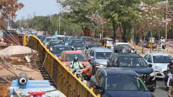 హైదరాబాద్ ఐటీ కారిడార్‌లో భారీ ట్రాఫిక్ జామ్