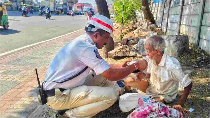 మానవత్వం చాటిన ట్రాఫిక్‌ పోలీస్‌