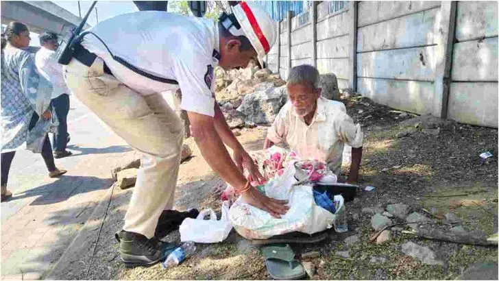 మానవత్వం చాటిన ట్రాఫిక్‌ పోలీస్‌