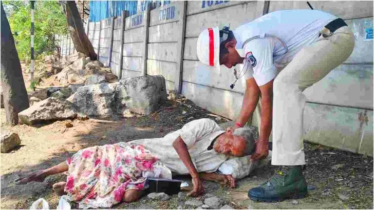 మానవత్వం చాటిన ట్రాఫిక్‌ పోలీస్‌